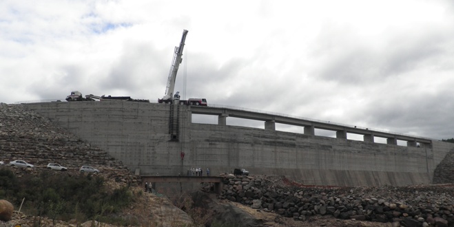 Terex-Demag sobre barragem aparecento toda extensa